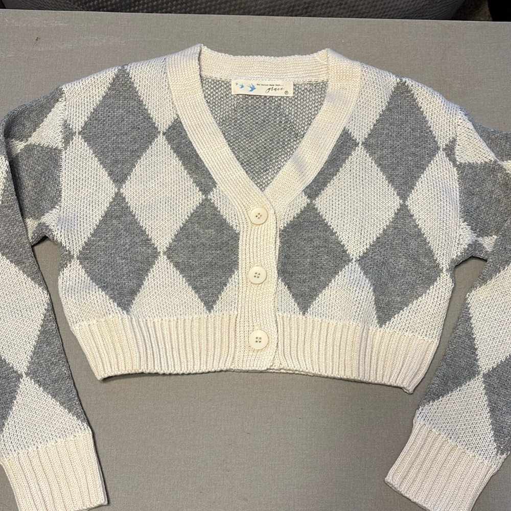 harlequin patterned cropped sweater, gray and white